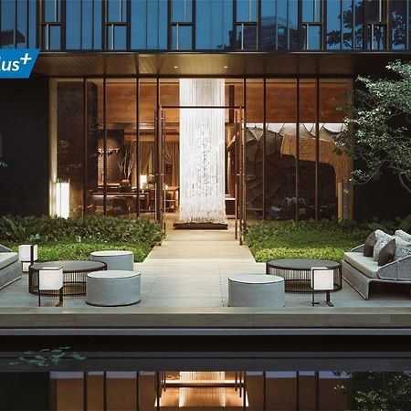 Kimpton Maa-Lai Bangkok By Ihg Hotel Екстериор снимка The hotel's lobby