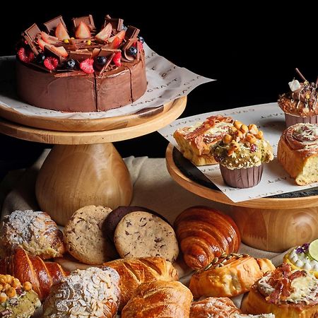 Kimpton Maa-Lai Bangkok By Ihg Hotel Екстериор снимка A selection of pastries
