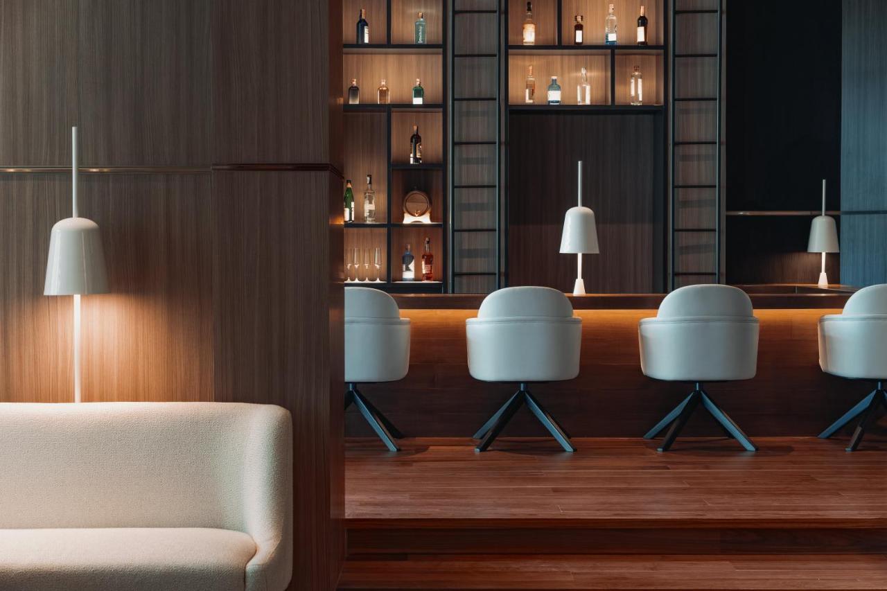 Kimpton Maa-Lai Bangkok By Ihg Hotel Екстериор снимка The bar at the hotel
