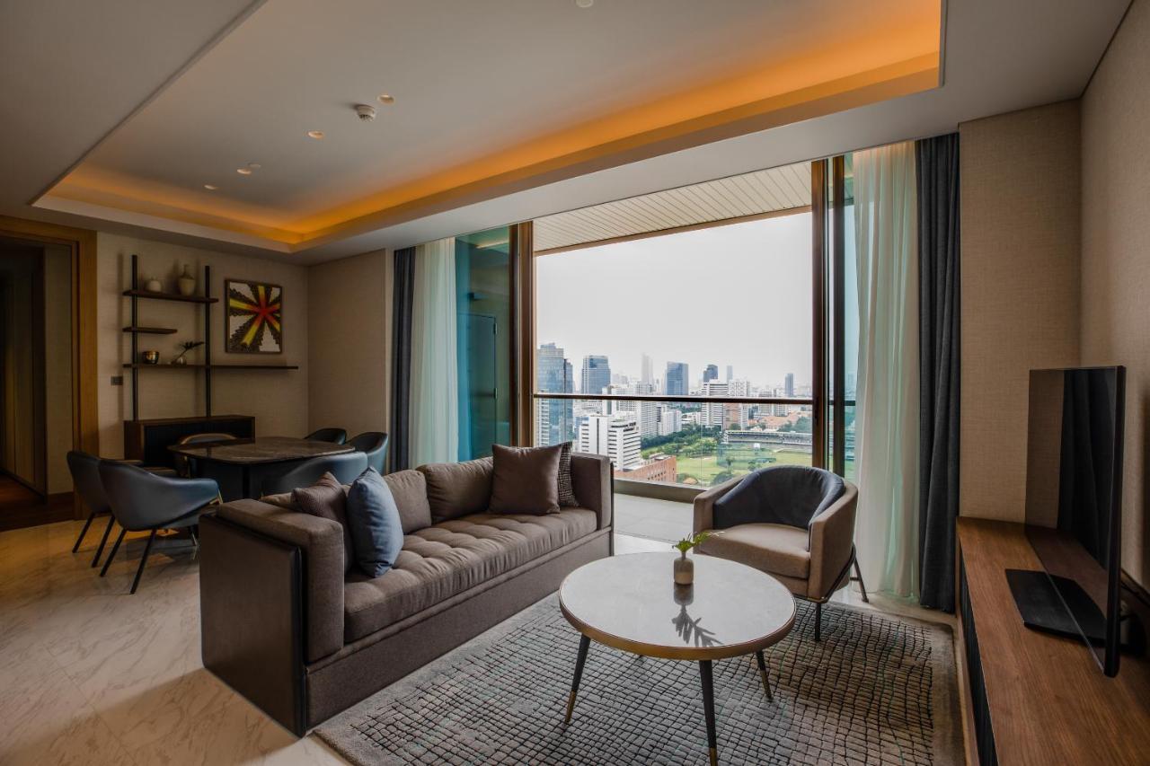 Kimpton Maa-Lai Bangkok By Ihg Hotel Екстериор снимка Living room of a suite at the hotel