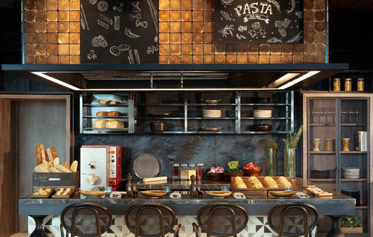 Kimpton Maa-Lai Bangkok By Ihg Hotel Екстериор снимка The open kitchen at the restaurant