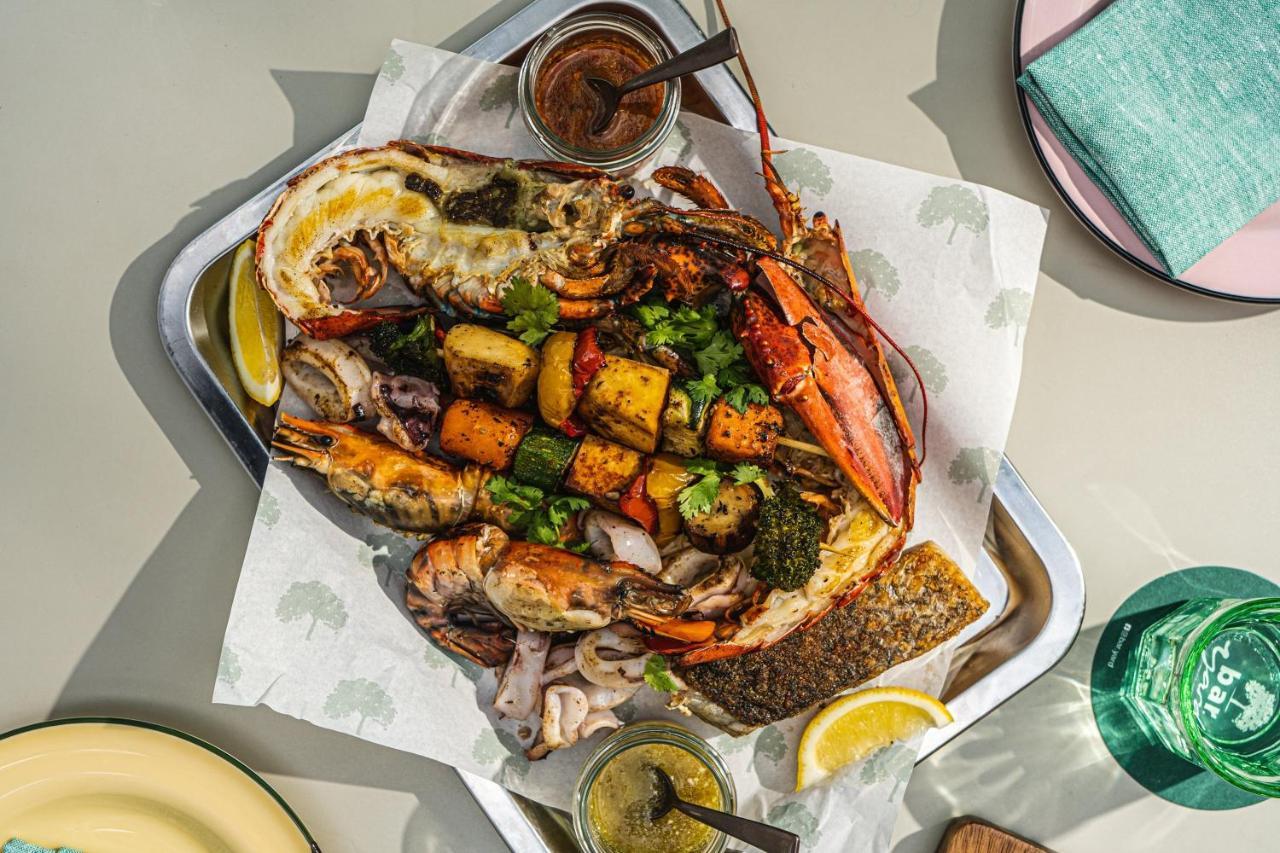 Kimpton Maa-Lai Bangkok By Ihg Hotel Екстериор снимка A lobster and prawn platter