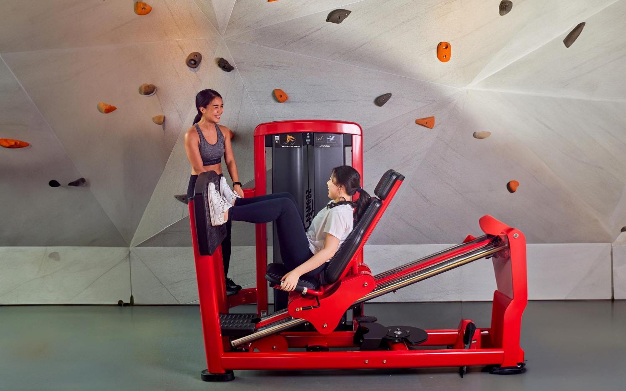 Kimpton Maa-Lai Bangkok By Ihg Hotel Екстериор снимка Leg press machine