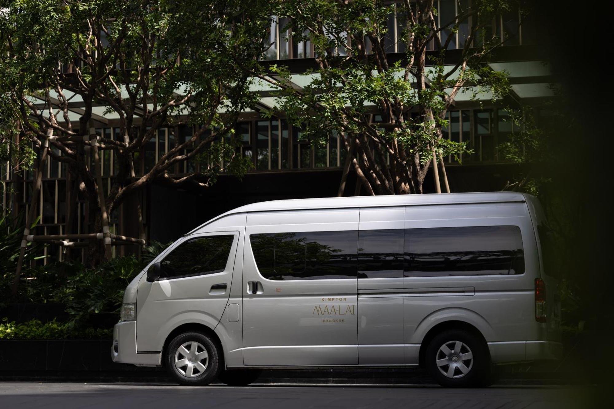 Kimpton Maa-Lai Bangkok By Ihg Hotel Екстериор снимка Toyota HiAce